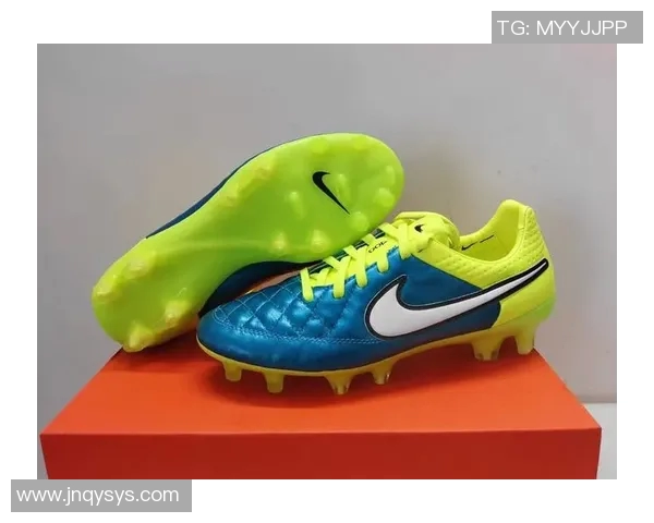 球星们的脚下神器：揭秘顶级足球鞋背后的选择与技术