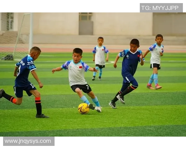 肌肉足球明星：强健体魄与赛场风采的完美融合展现