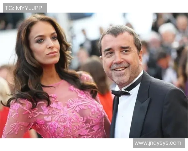 足球明星妻子兼模特身份揭秘 生活背后的光鲜与挑战